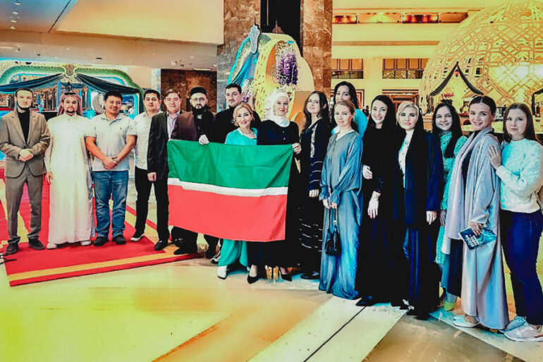 konsul bikmullin s zemljakami i flagom tatarstana